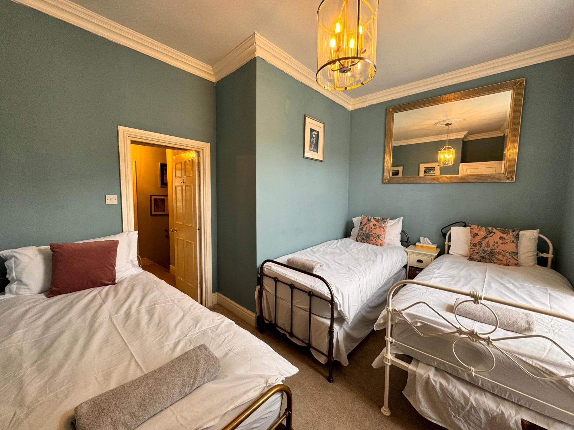 The Pickwick House 2 Bedroom Free Parking Bath Exterior photo